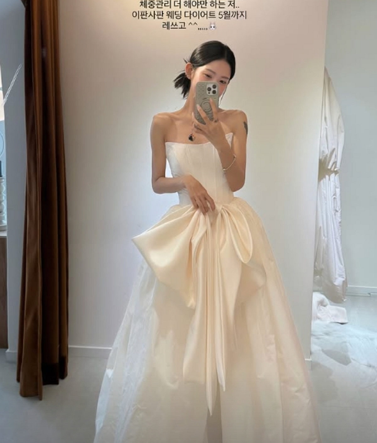 최준희, 5월 결혼 앞두고 웨딩드레스 자태 공개... 가녀린 라인 눈길