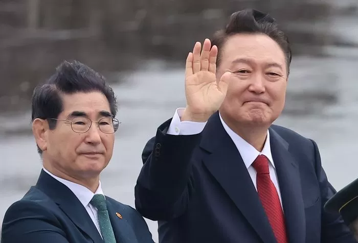 왼쪽이 김용현 전 국방장관, 오른쪽이 윤석열 대통령 / 뉴스1