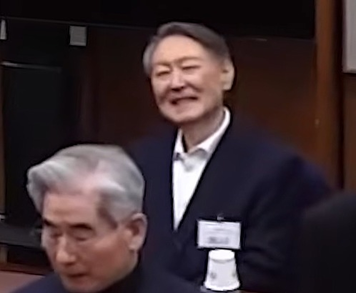 재판 출석하면서 미소 보였던 윤석열, 무기징역 선고 순간에 표정 급격히 굳었다