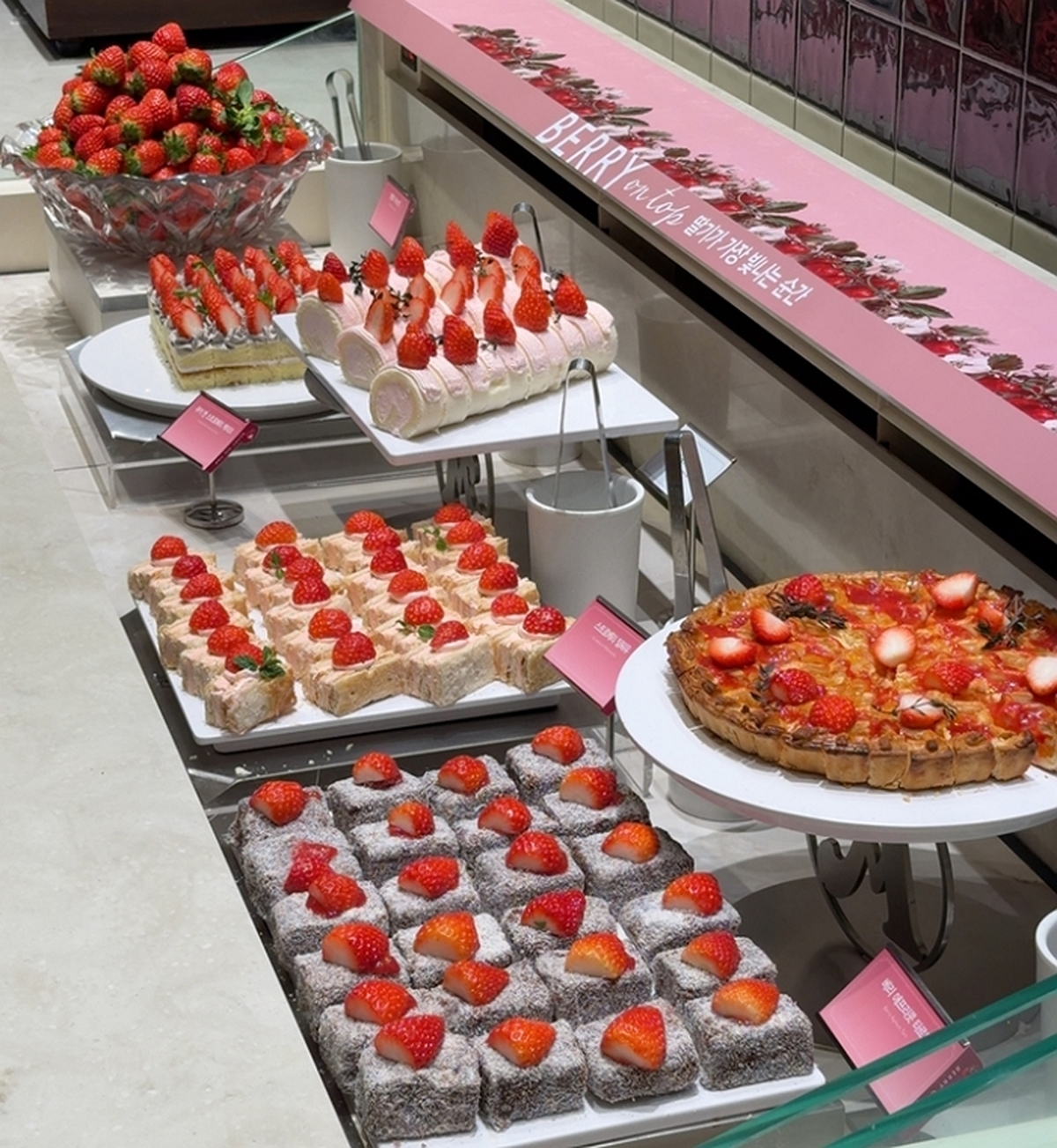 [이랜드 사진자료] 02 애슐리퀸즈 딸기축제.jpg