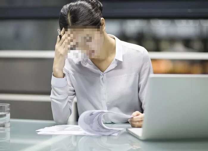 일 떠밀고 '담배+커피' 안한다고 '조롱'하는 직원때문에 퇴사 결심한 여성