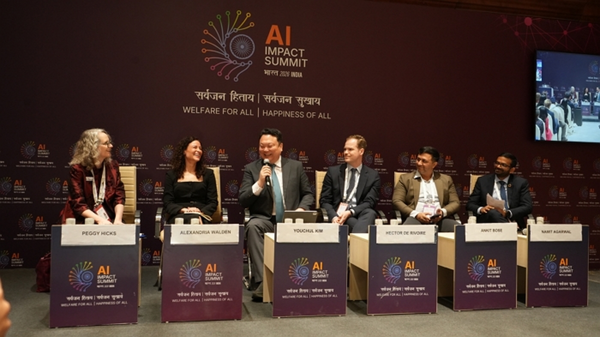 사진_20일(현지시간) 인도 뉴델리 바라트 만다팜에서 열린 인도 AI 정상회의에서 김유철 LG AI연구원 전략부문장이 발표하고 있는 모습.jpg