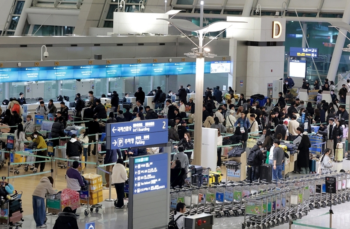 13일 오전 인천국제공항 1터미널 출국장이 여행객들로 붐비고 있다. 2026.2.13/뉴스1