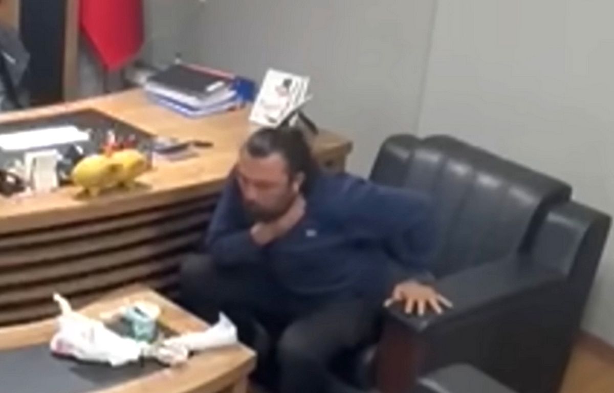 숨 막히는 1분간의 사투... 질식 위기에 ‘셀프 하임리히법’으로 목숨 구한 남성 (CCTV)