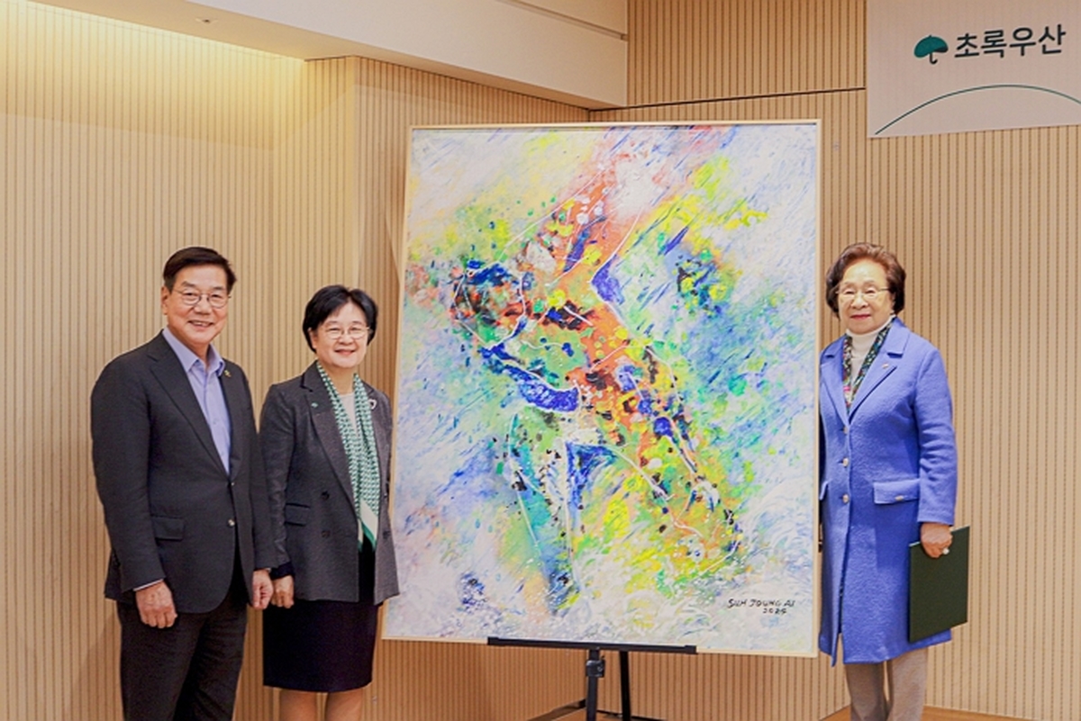 [초록우산_보도] 사진1. 아동복지전문기관 초록우산과 서양화가 서정애 화백이 지난 12일 서울 중구 어린이재단빌딩에서 진행한 제43회 대한민국미술대전 특선작 '한국 민족의 저력' 기증식에서 참석자들이 기념촬영을 하고 있다. (왼쪽부터 초록우산 황영기 회장, 양옥경 대표이사, 서정애 화백).jpg