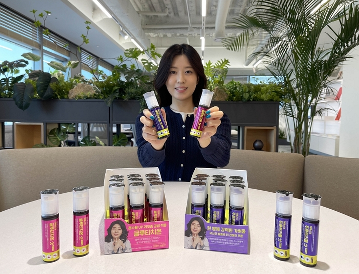[이미지1] GS25가 의학박사 여에스더와 협업해 만든 ‘푸룬 트리플 스트롱샷’(오른쪽), ‘글루타치온 스트롱샷’을 모델이 선보이고 있다.jpg