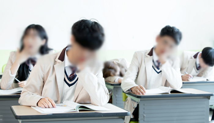 코로나19 바이러스,뒤처짐 걱정,학업 보충 학원수업,공포 걱정 불안,중간고사 기말고사 수능시험