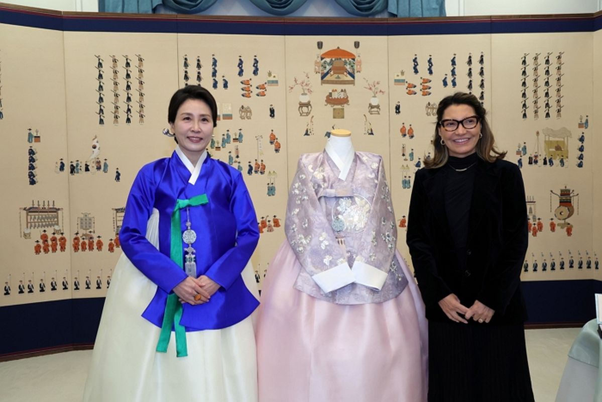 김혜경 여사, ‘청와대 첫 손님’ 브라질 영부인에 ‘맞춤 한복’ 선물로 우정 쌓았다