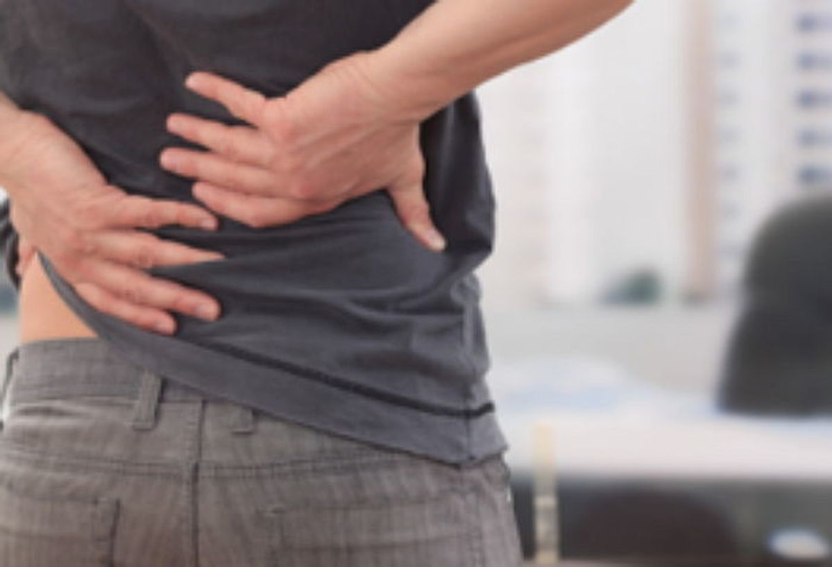 ‘스마트폰·책상’ 생활로 허리 휘는 현대인들, 척추 건강에 적신호