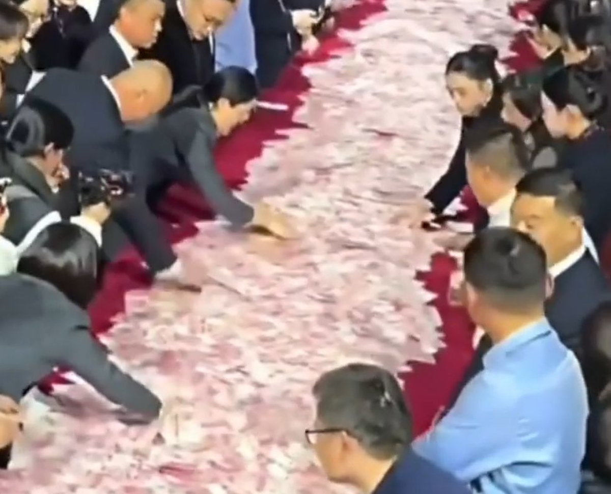 설 명절 보너스 알아서 가져가라고 125억 돈다발 뿌린 사장님... 대박 성과급 '화제'