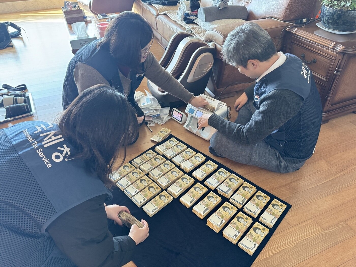 세금 낼 돈 없다더니 김치통엔 2억 현금 뭉치... 국세청, 고액 체납자 81억 압류