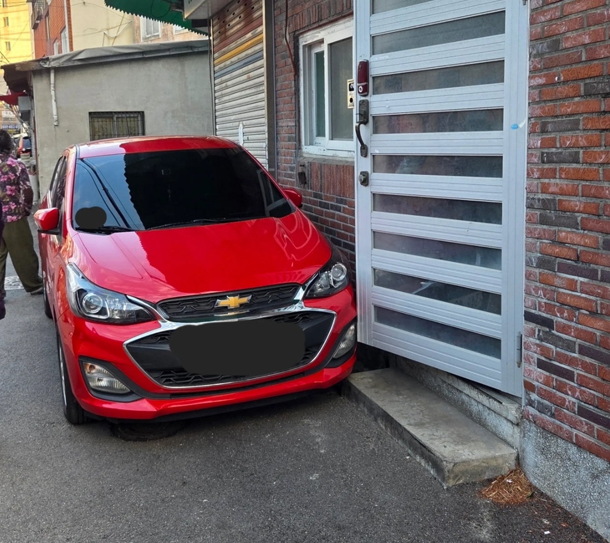 집 앞 불법주차에 현관문도 못 열어... 누리꾼의 '사이다 해결책'에 폭소