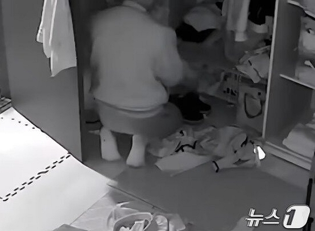 지난해 5월 27일 0시 57분쯤 경북 안동의 한 아파트를 무단침입한 스토킹 범죄 피의자 30대 A 씨가 피해자의 옷장을 뒤지고 있는 모습이 홈캠에 찍혔다.(독자제공)2026.2.25/뉴스1