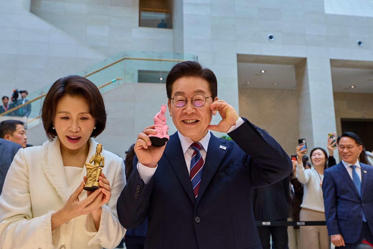 李 대통령, 국중박서 시민들과 소통... ‘뮷즈’ 들고 볼하트까지