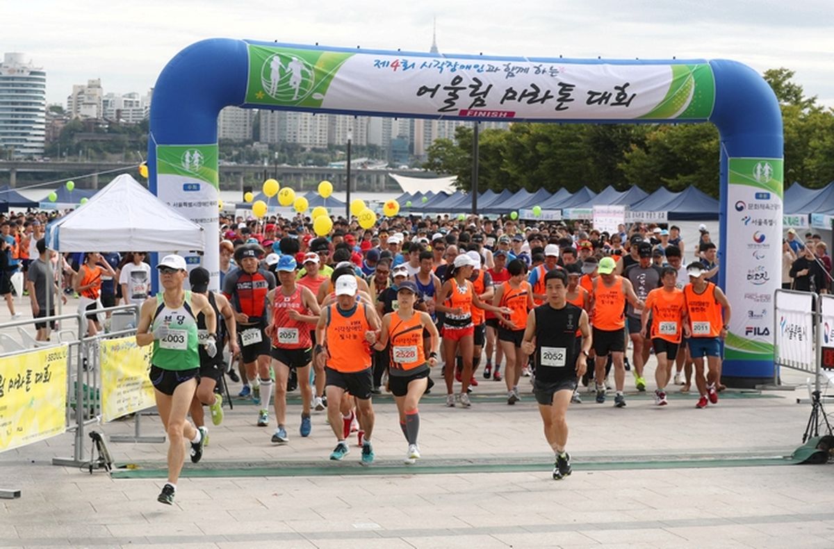 서로의 눈이 되어 달리는 10km의 기적... ‘어울림 마라톤’으로 착한러닝 전파하는 데상트코리아의 진심