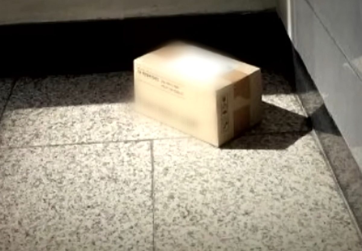 문 앞 배송인데 엉뚱한 곳에 있는 택배... 항의하자 