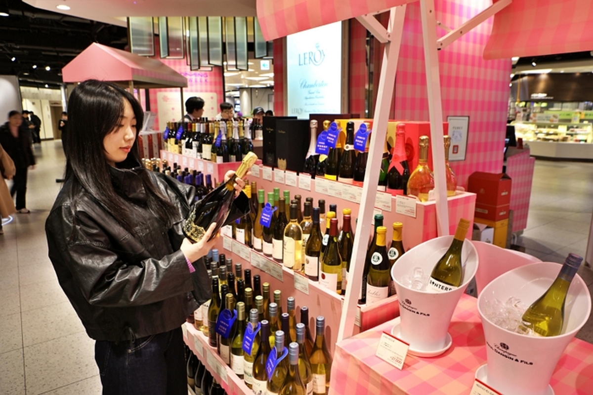2. [롯데백화점] 서울시 송파구 신천동에 위치한 잠실점 지하 1층에서 고객이 와인을 들고 있다.JPG
