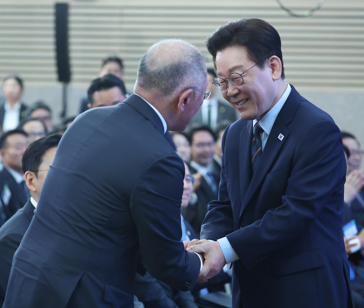 origin_정의선회장과악수나누는이재명대통령.jpg