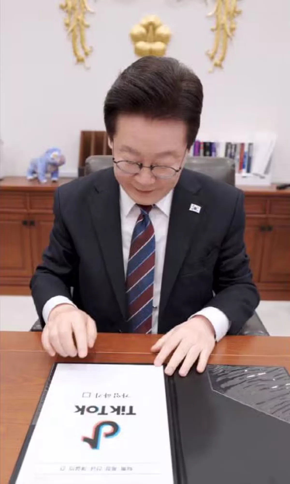 이재명 대통령이 28일 공개한 틱톡 첫 영상에서 틱톡 가입하기에 손도장을 찍고 있다.