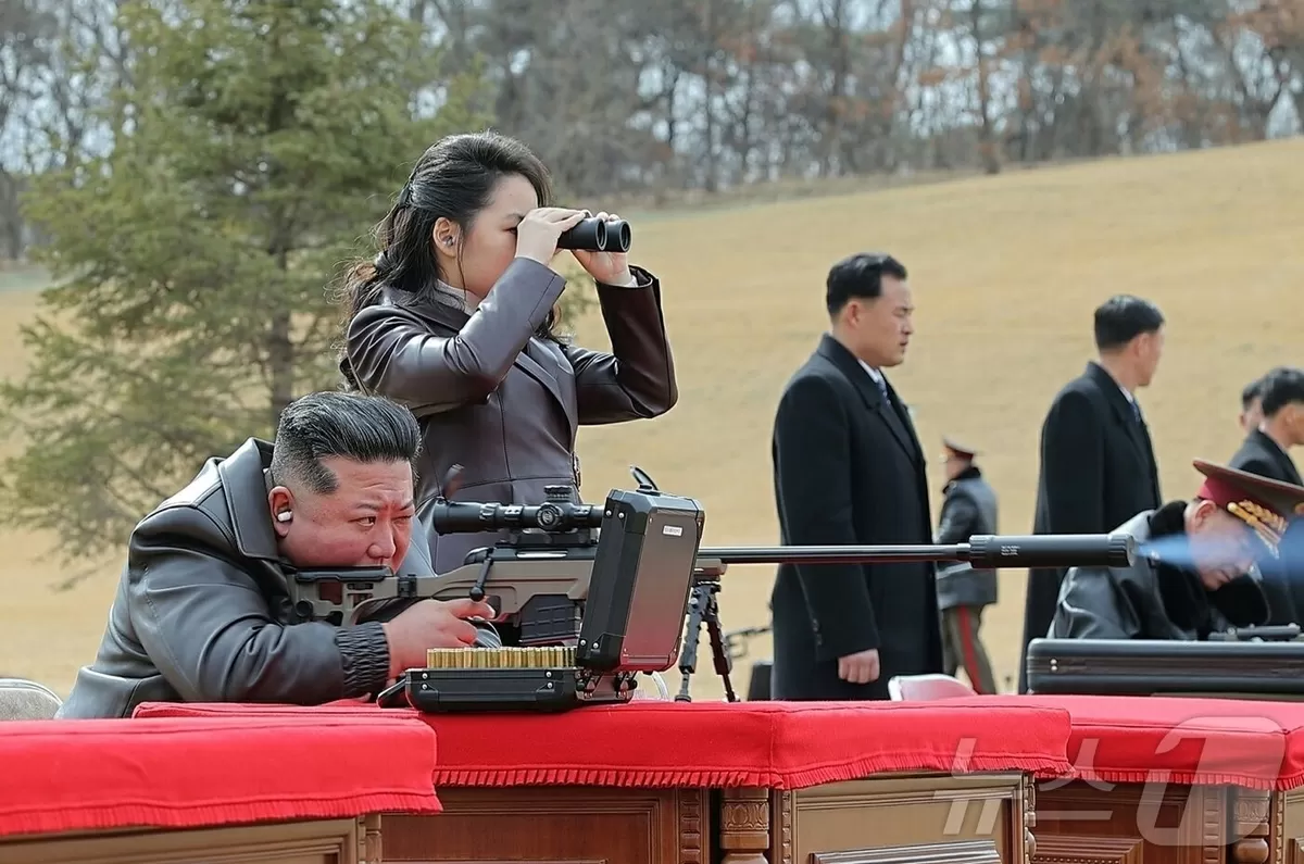 본문 이미지 - (평양 노동신문=뉴스1) = 북한 노동당 기관지 노동신문은 28일 "조선노동당 총비서이시며 조선민주주의인민공화국 국무위원장이신 경애하는 ...