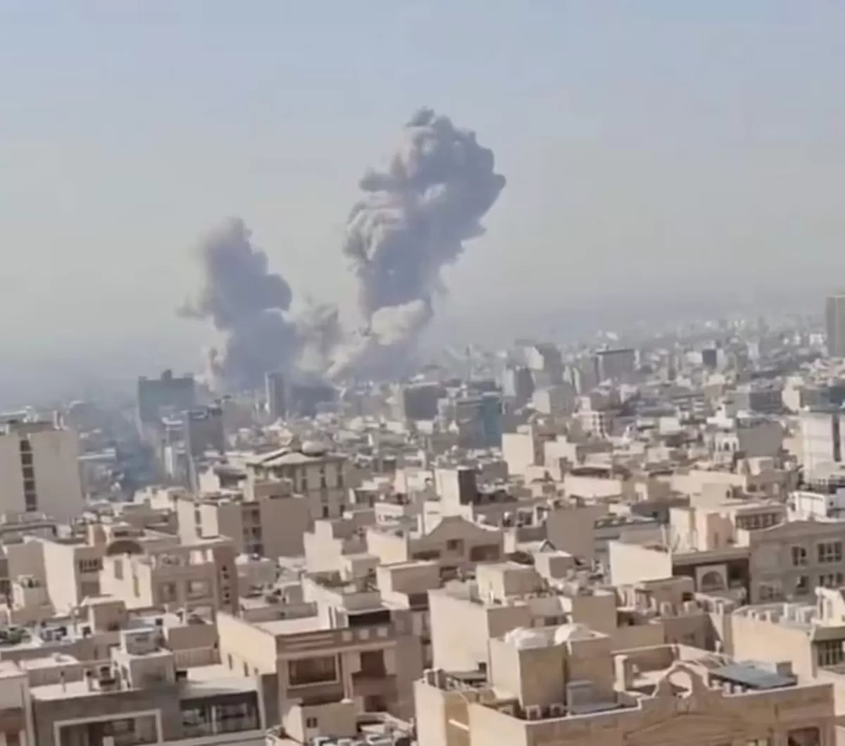 본문 이미지 - 28일(현지시간) 이란 수도 테헤란에서 이스라엘의 미사일 공격으로 인한 것으로 보이는 연기가 피어오르고 있다. (사진=엑스(X&#...