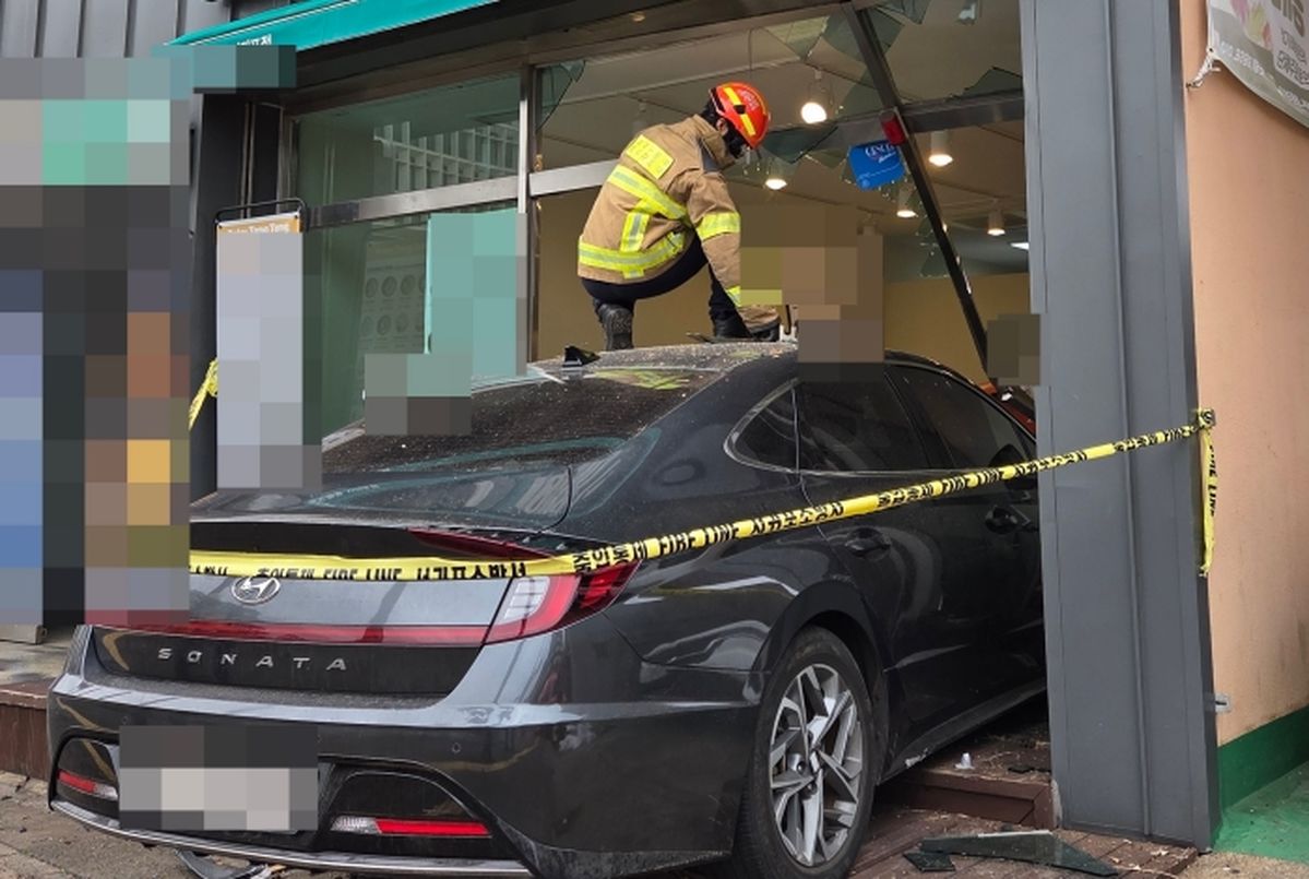 80대 운전자, 앞차 들이받고 식당 유리까지 ‘쾅’... 3명 이송