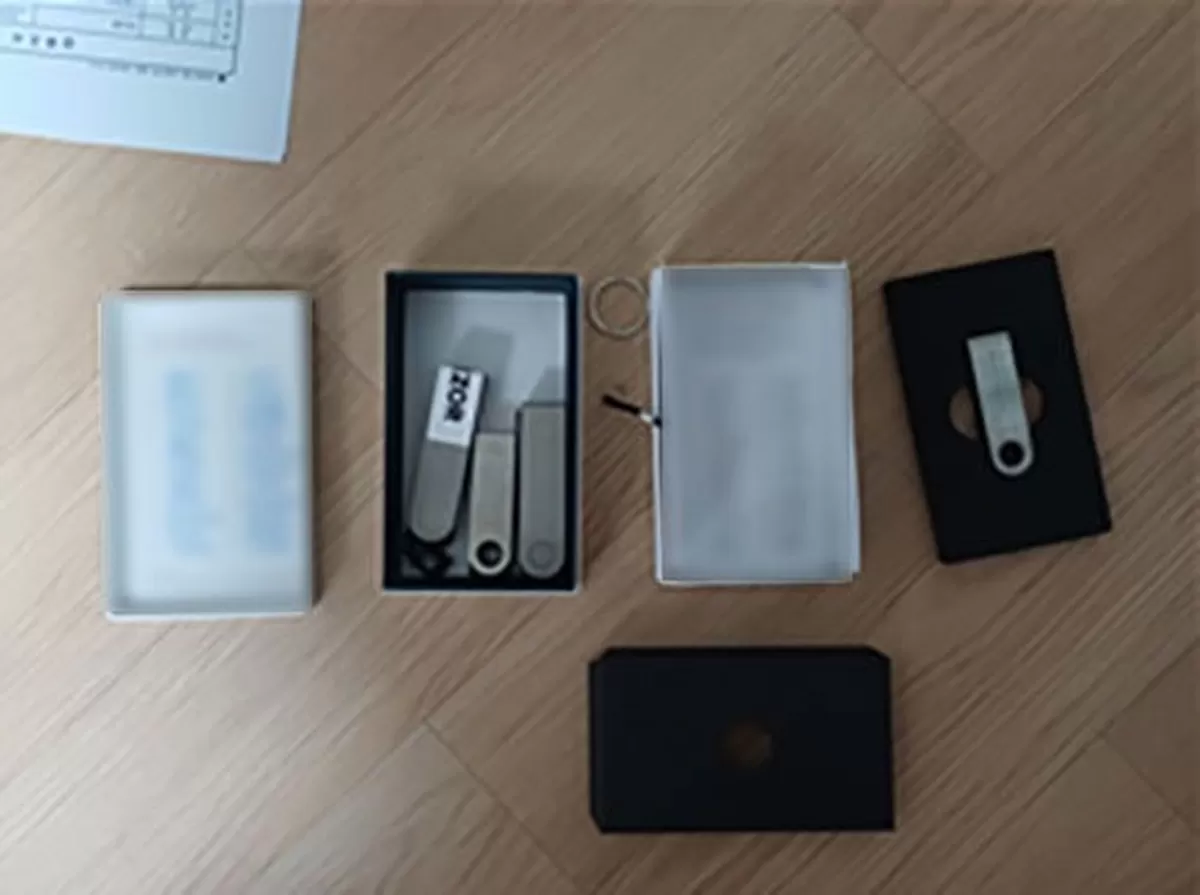 국세청이 지난달 26일 배포한 보도자료에 담긴 사진. 압류한 가상자산의 인출용 비밀번호인 니모닉 코드가 그대로 노출돼 있다. 국세청 보도자료 캡처