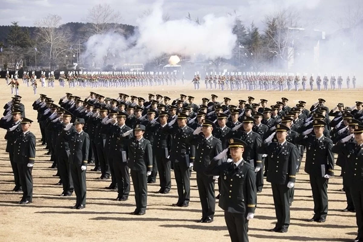 지난 2월 27일 서울 노원구 육군사관학교 화랑연병장에서 열린 육군사관학교 제82기 졸업식에서 생도들이 경례를 하고 있다. / 뉴스1