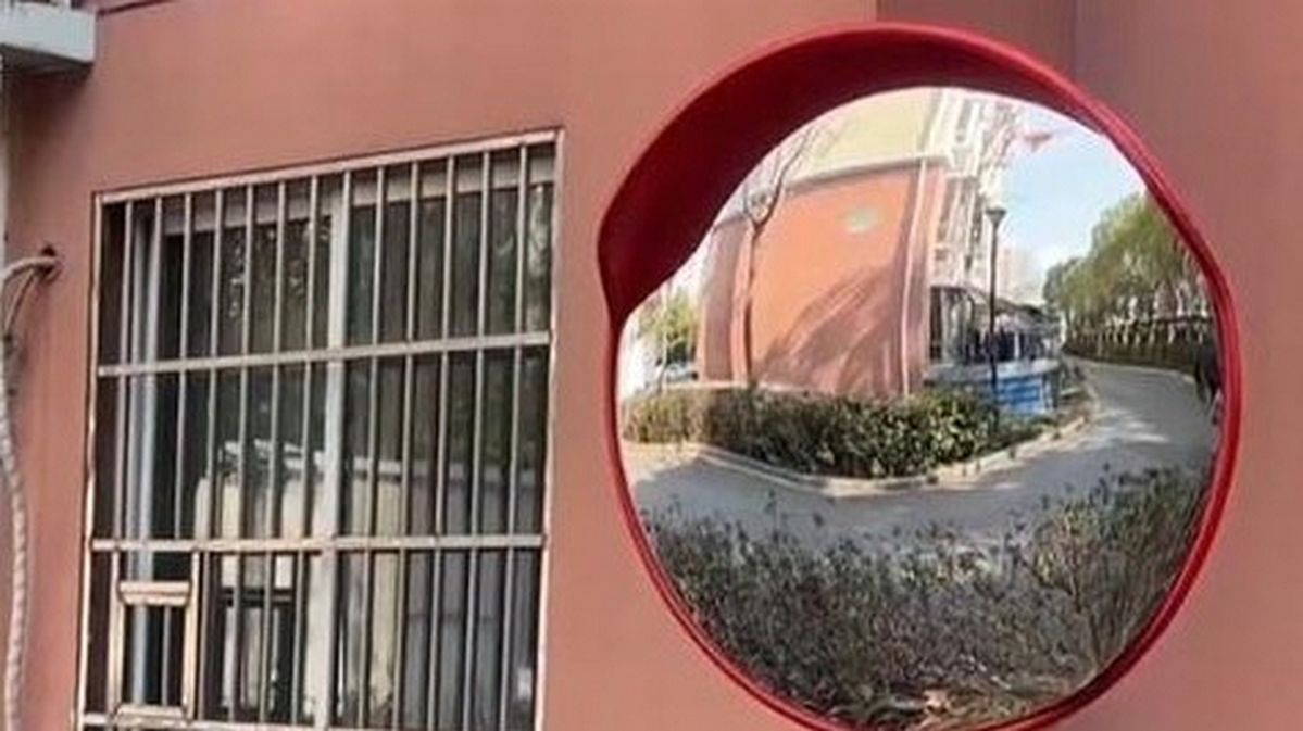 “거울이 우리 집 향해 있어서”... 풍수 때문에 ‘도로반사경’ 각도 바꾼 중국인 여성, 사고 이어져