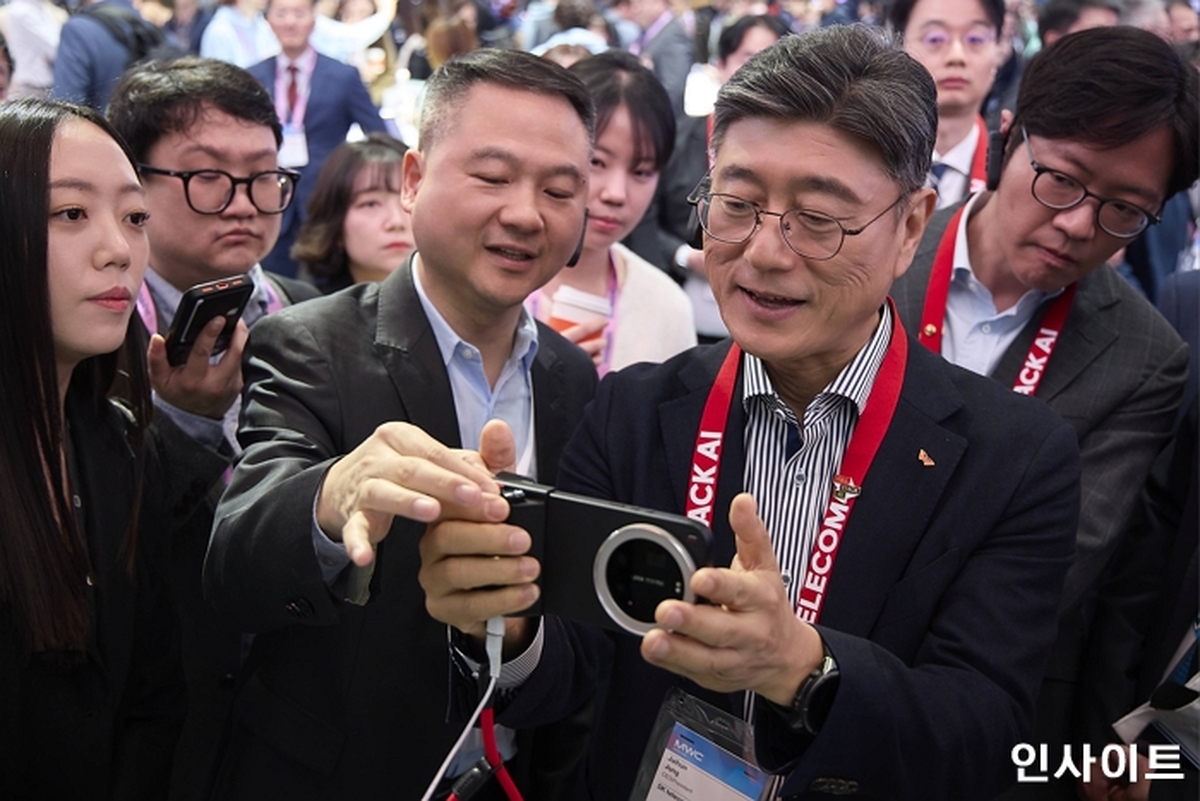 [SKT MWC26] 정재헌 SKT CEO 부스투어_사진 5.jpg