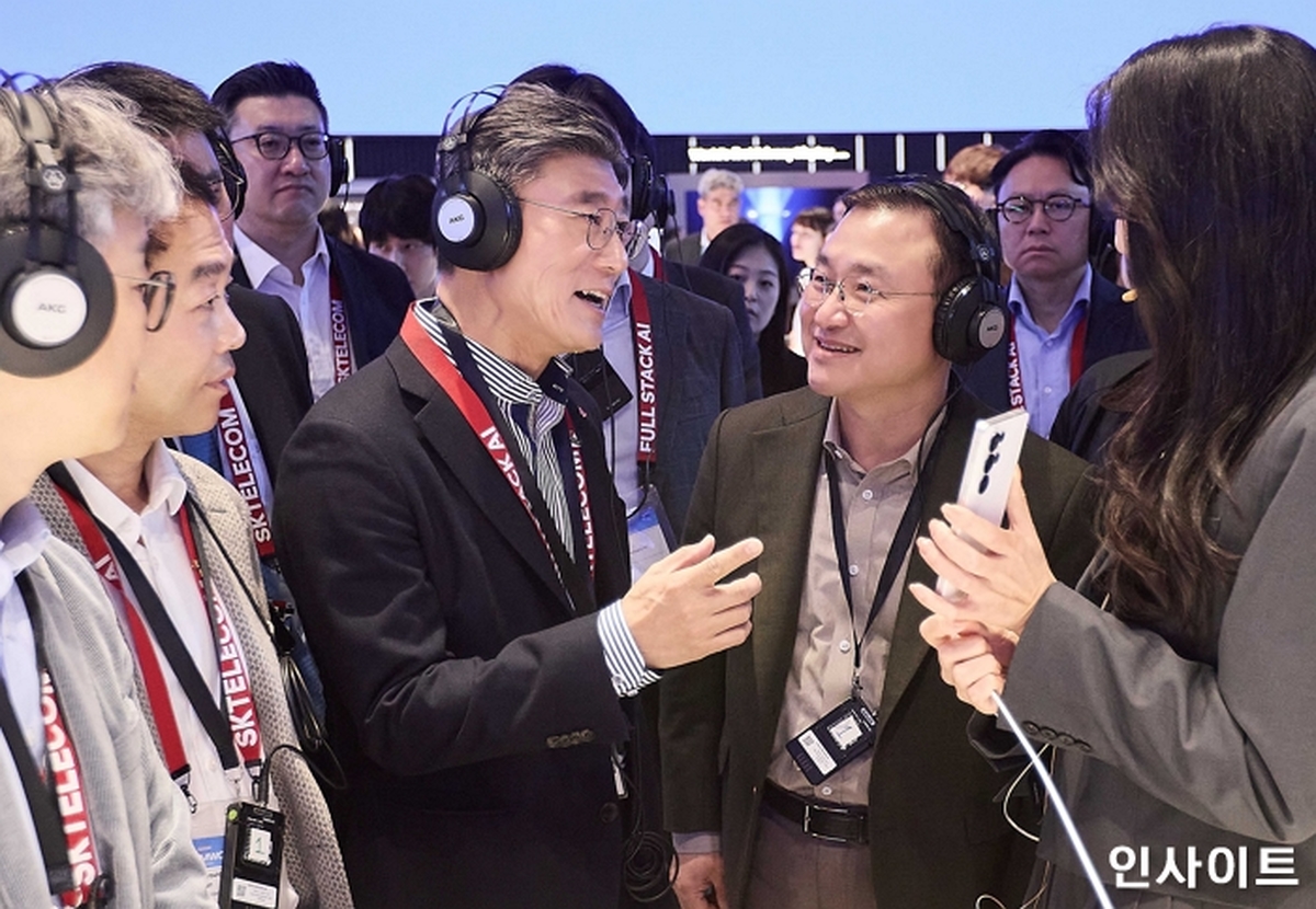 [SKT MWC26] 정재헌 SKT CEO 부스투어_사진 3.jpg