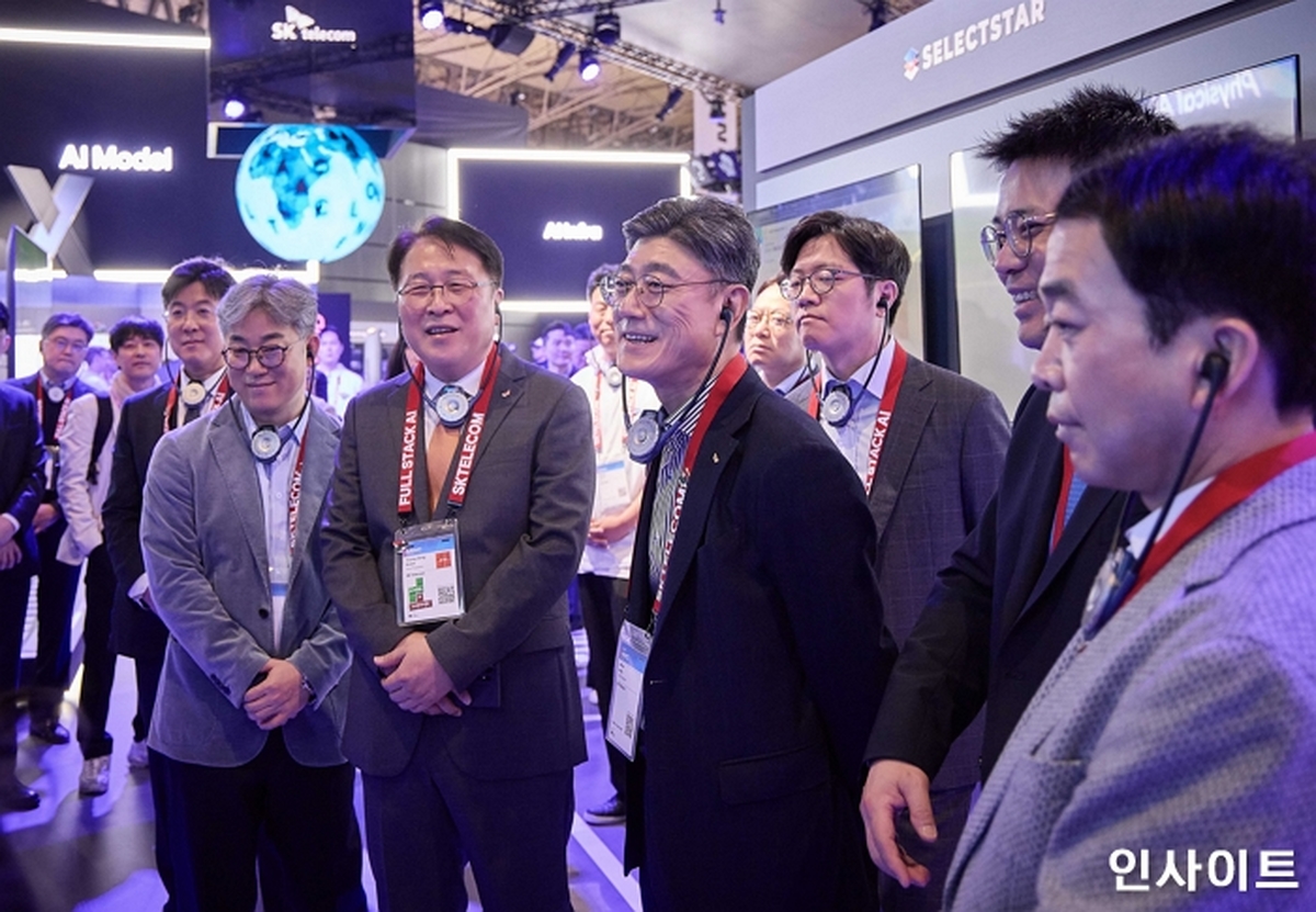 [SKT MWC26] 정재헌 SKT CEO 부스투어_사진 2.jpg