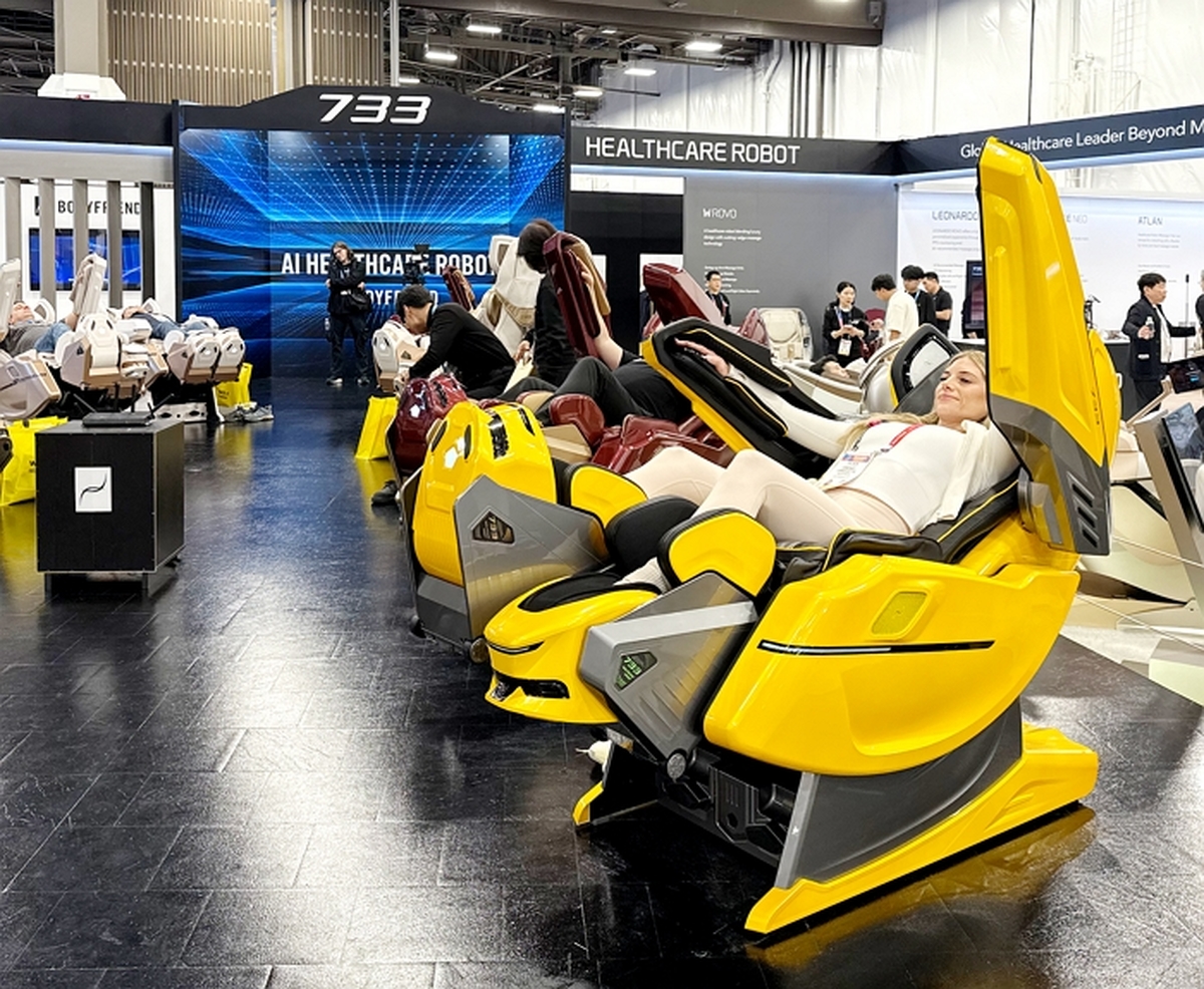 [바디프랜드_사진자료3] CES 2026에서 바디프랜드 웨어러블 AI 헬스케어로봇 '733'을 체험 중인 관람객.jpg