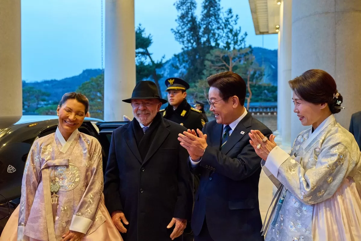 이재명 대통령과 김혜경 여사가 23일 청와대에서 열린 국빈 방한 환영 만찬에서 루이스 이나시우 룰라 다시우바 브라질 대통령 내외를 맞이하고 있다. (청와대 제공. 재판매 및 ...