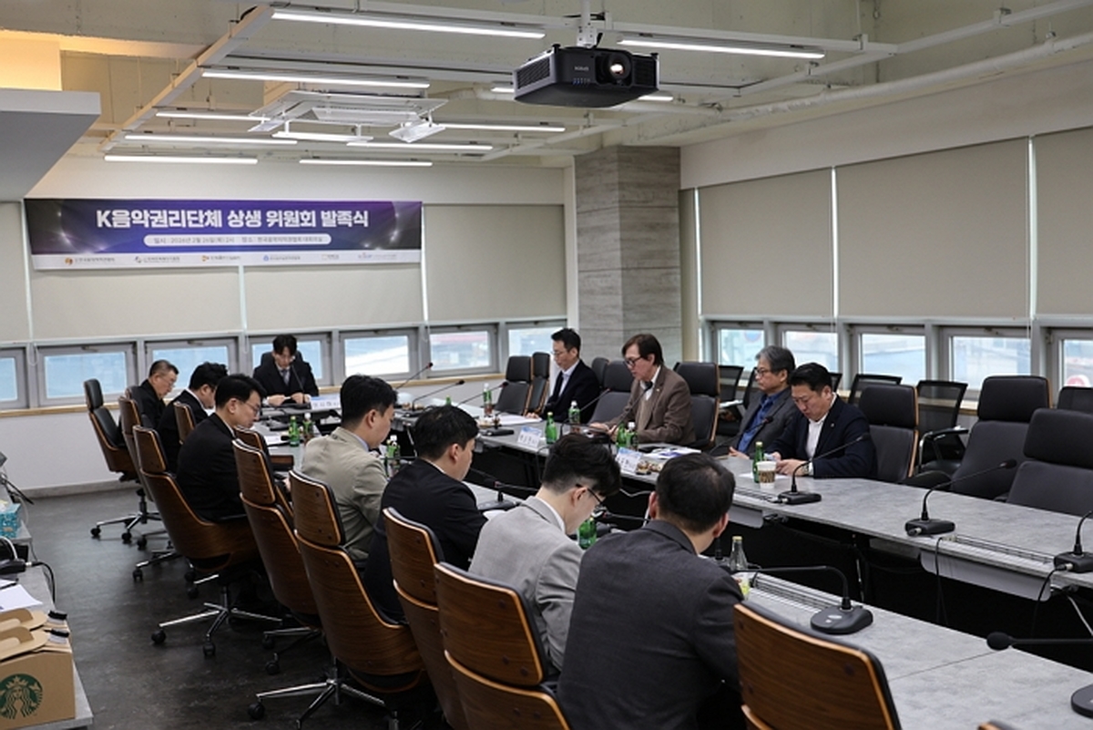 사진자료_상생위원회 발족 후 선언문 채택 및 서명.jpg