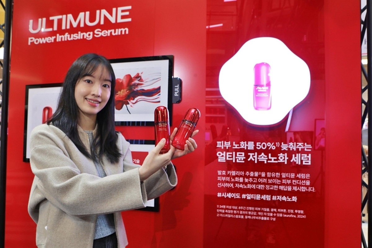 1. [롯데백화점] 서울시 송파구 신천동에 위치한 롯데백화점 잠실점 에비뉴엘 지하1층 더크라운에서 진행 중인 '얼티뮨' 팝업스토어에서 모델이 상품을 들고 있다.JPG