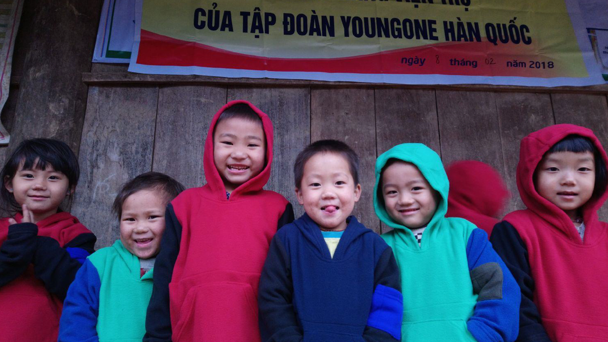 사진2_베트남 산간지역 아동들이 영원무역그룹이 후원한 의류를 입고 있다..png