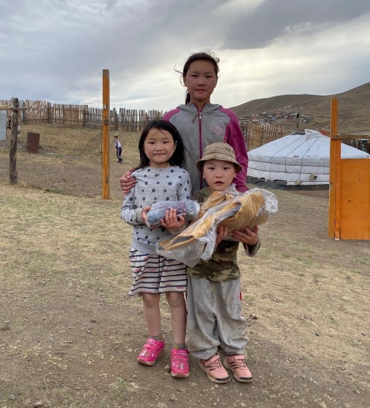 사진4_영원무역그룹에 의류를 전달받은 몽골 어린이들 모습.jpg