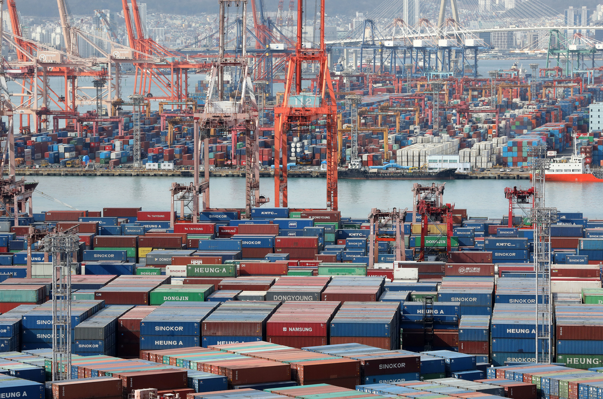부산항 신선대부두와 감만부두 야적장에 컨테이너가 가득 쌓여 있다. 2026.2.6/뉴스1
