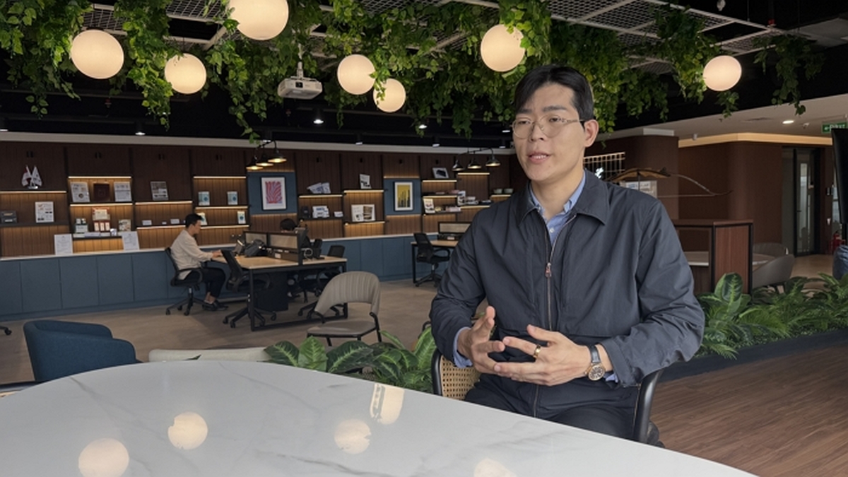 민환기 대표 인니 지사 사진.jpg