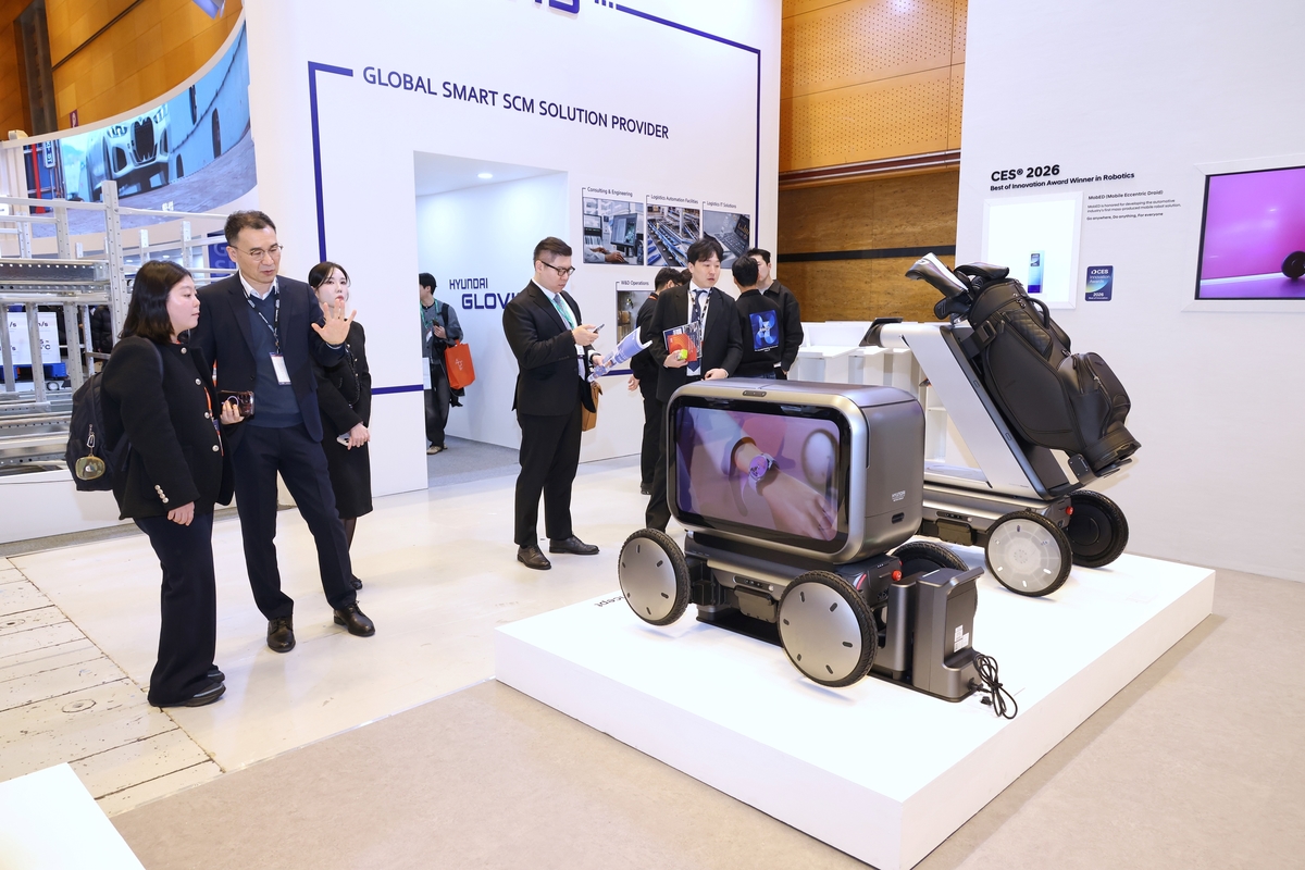 (사진 6) AW2026 전시장 내 현대차·기아 로보틱스랩 부스에서 관람객들이 모베드 콘셉트 모델을 둘러보는 모습.jpg
