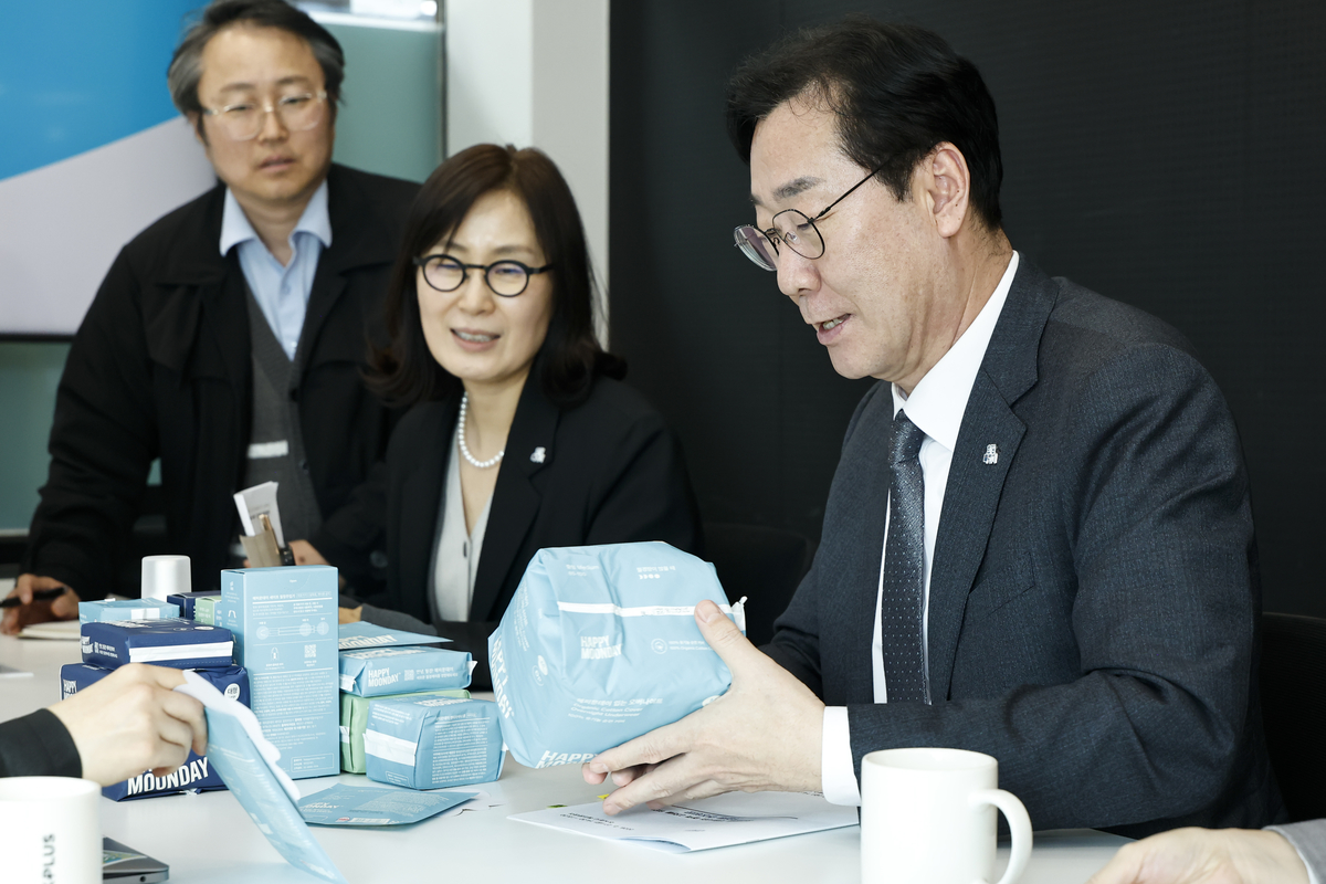 정명근 화성특례시장이 (가칭) 코리요 생리대 시제품을 살피고 있다. / 화성시