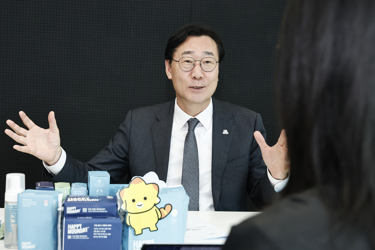 9-5. 정명근 화성특례시장이 (가칭) 코리요 생리대 시제품을 살피고 생리대 제작에 대한 의견을 말하고 있다..jpg