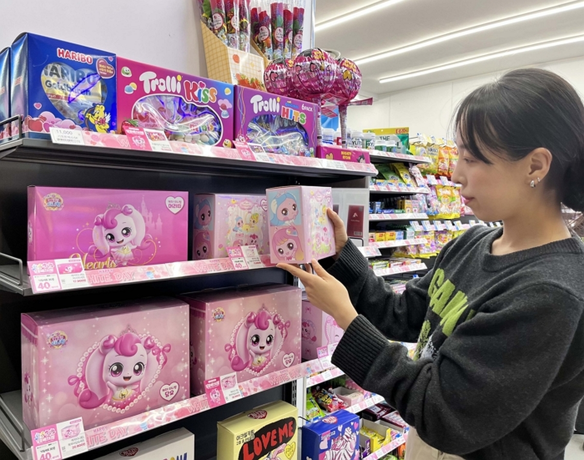 [사진자료3] GS25에서 모델이 화이트데이 행사 상품을 고르고 있다.jpg