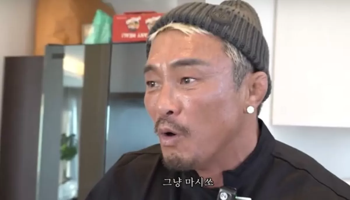 펫푸드 먹방? 추성훈, 반려견 간식 맛보며 맛있어 웃음 ('추성훈')