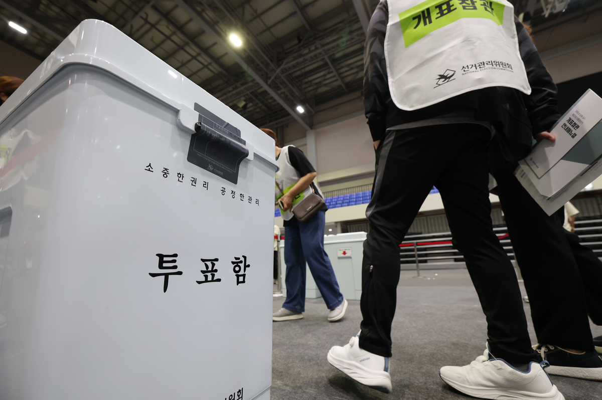 origin_투표함살펴보는개표참관인들.jpg