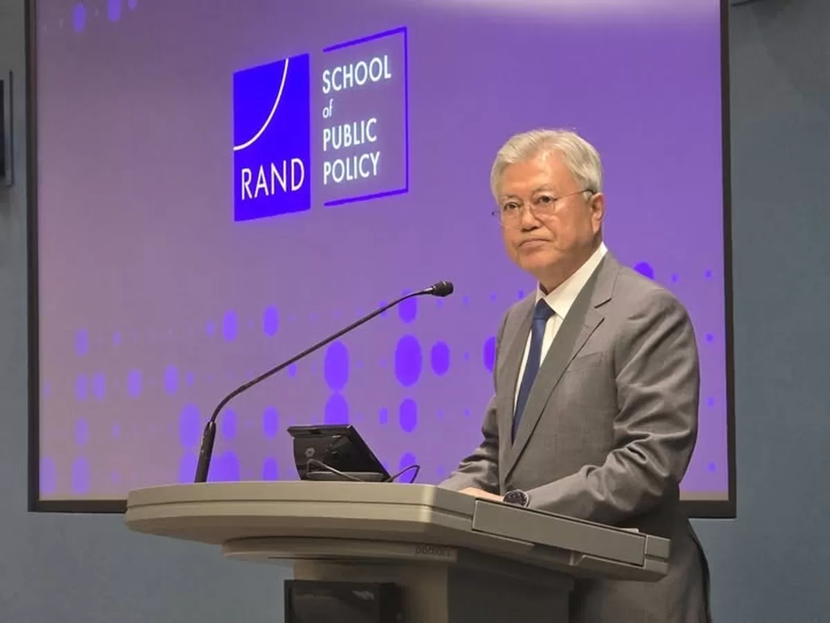 연단, 문구: SCHOOL of PUBLIC RAND POLICY의 이미지일 수 있음