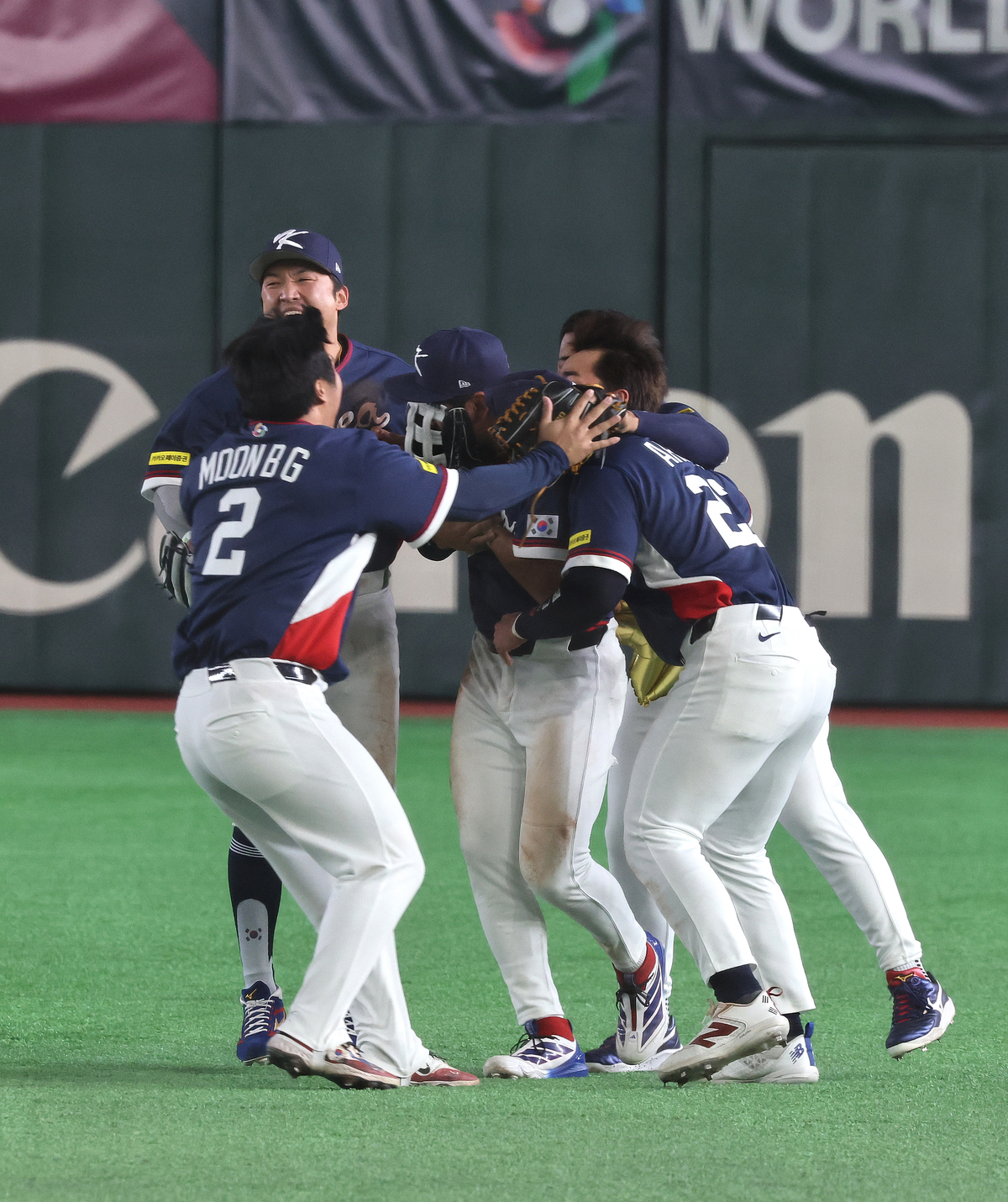 origin_이정후끌어안는선수들.jpg