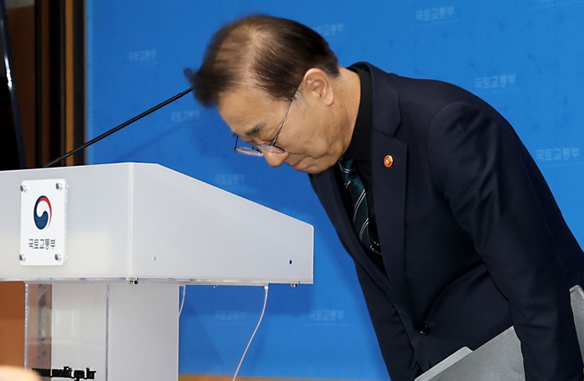 김윤덕 장관, '무안공항 참사' 추가 유해 발견에 