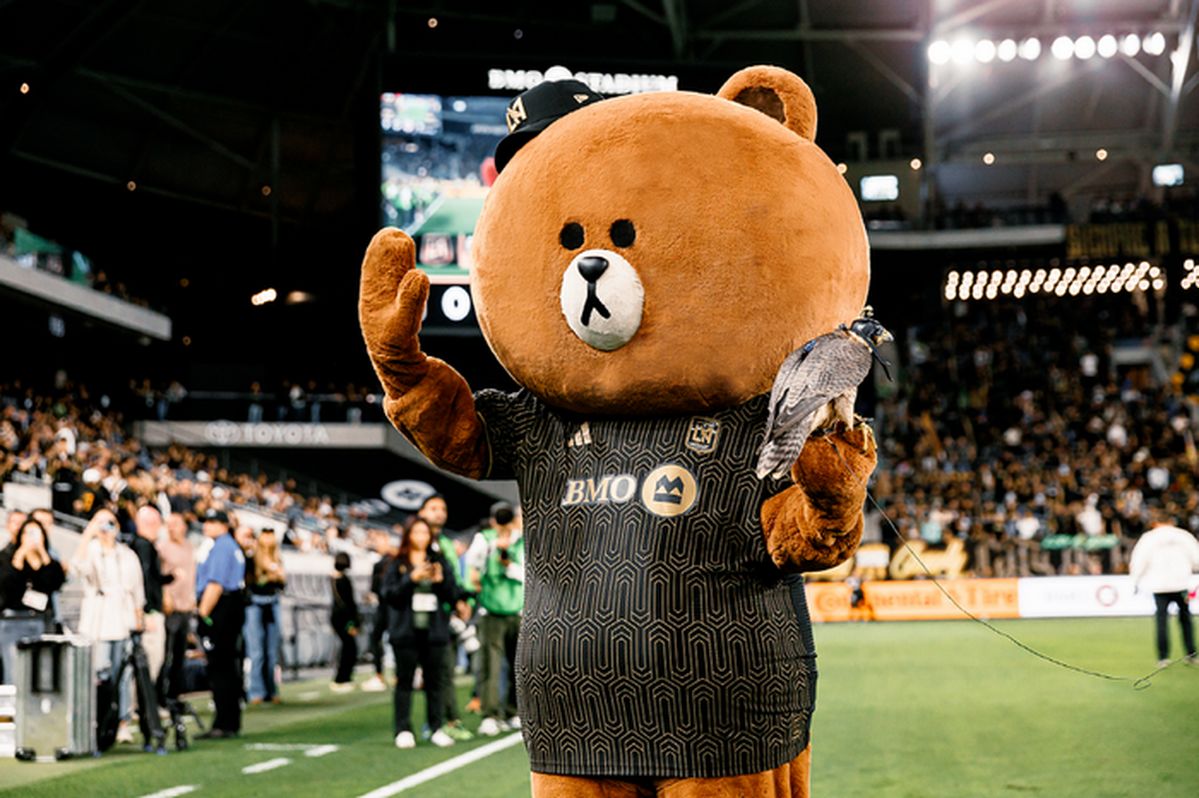 라인프렌즈 '브라운'이 왜 LAFC 홈 구장에?... MLS 데뷔하고 본격 활동 시작